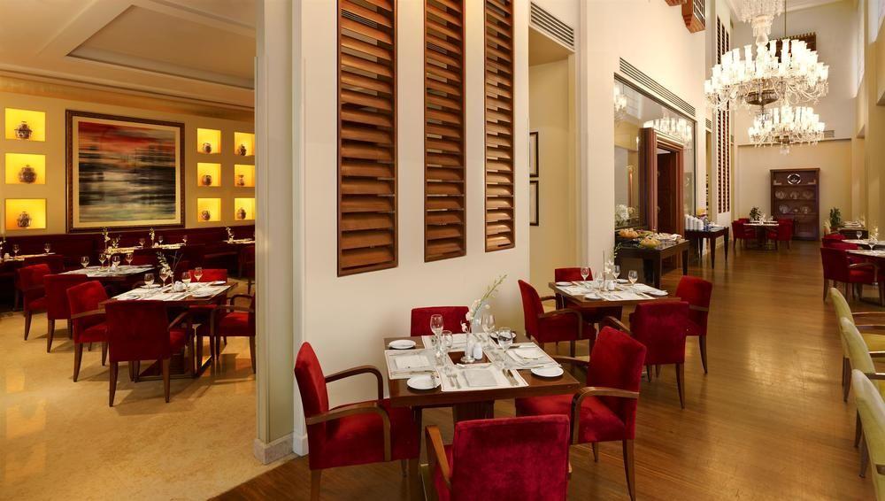 Le Meridien Ал Хубар Екстериор снимка The restaurant