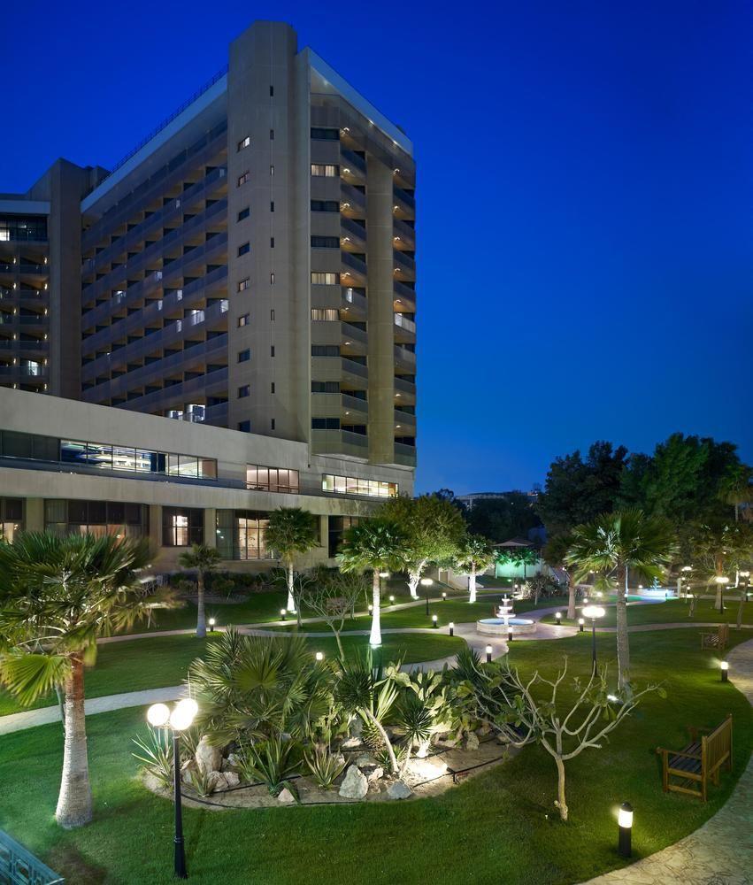 Le Meridien Ал Хубар Екстериор снимка The campus at night