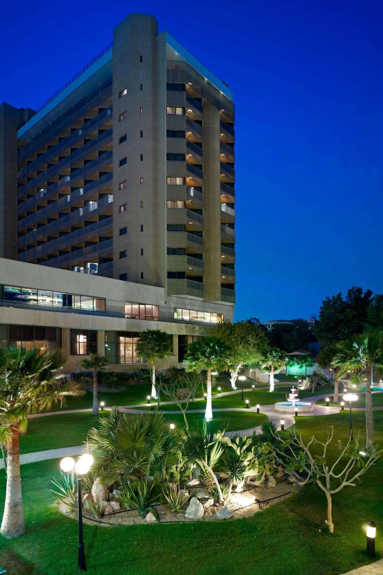 Le Meridien Ал Хубар Екстериор снимка Hilton Athens
