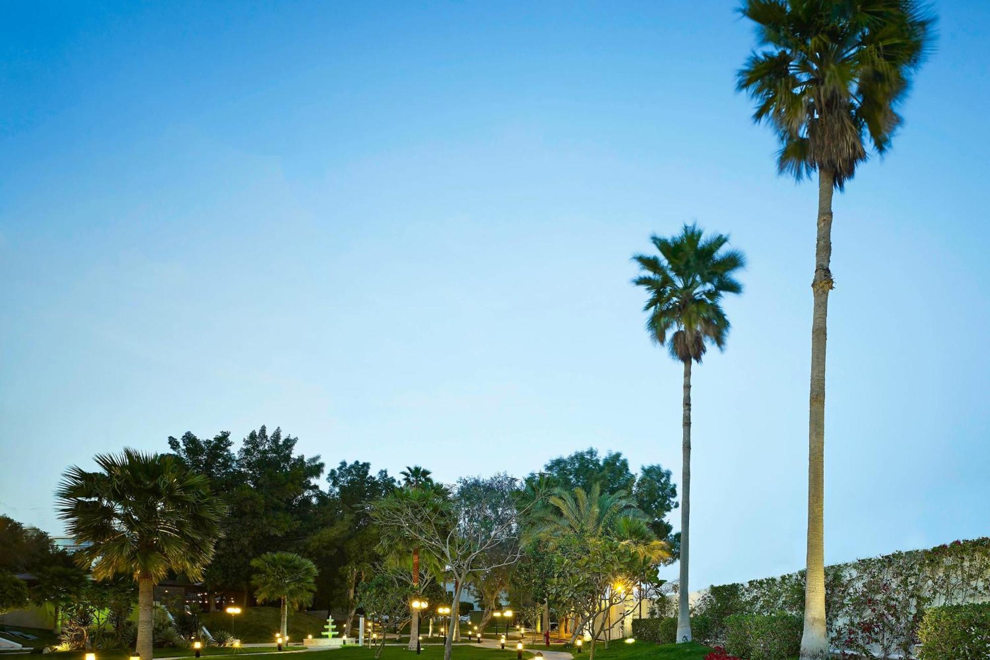 Le Meridien Ал Хубар Екстериор снимка Palm trees at the University of California, Irvine