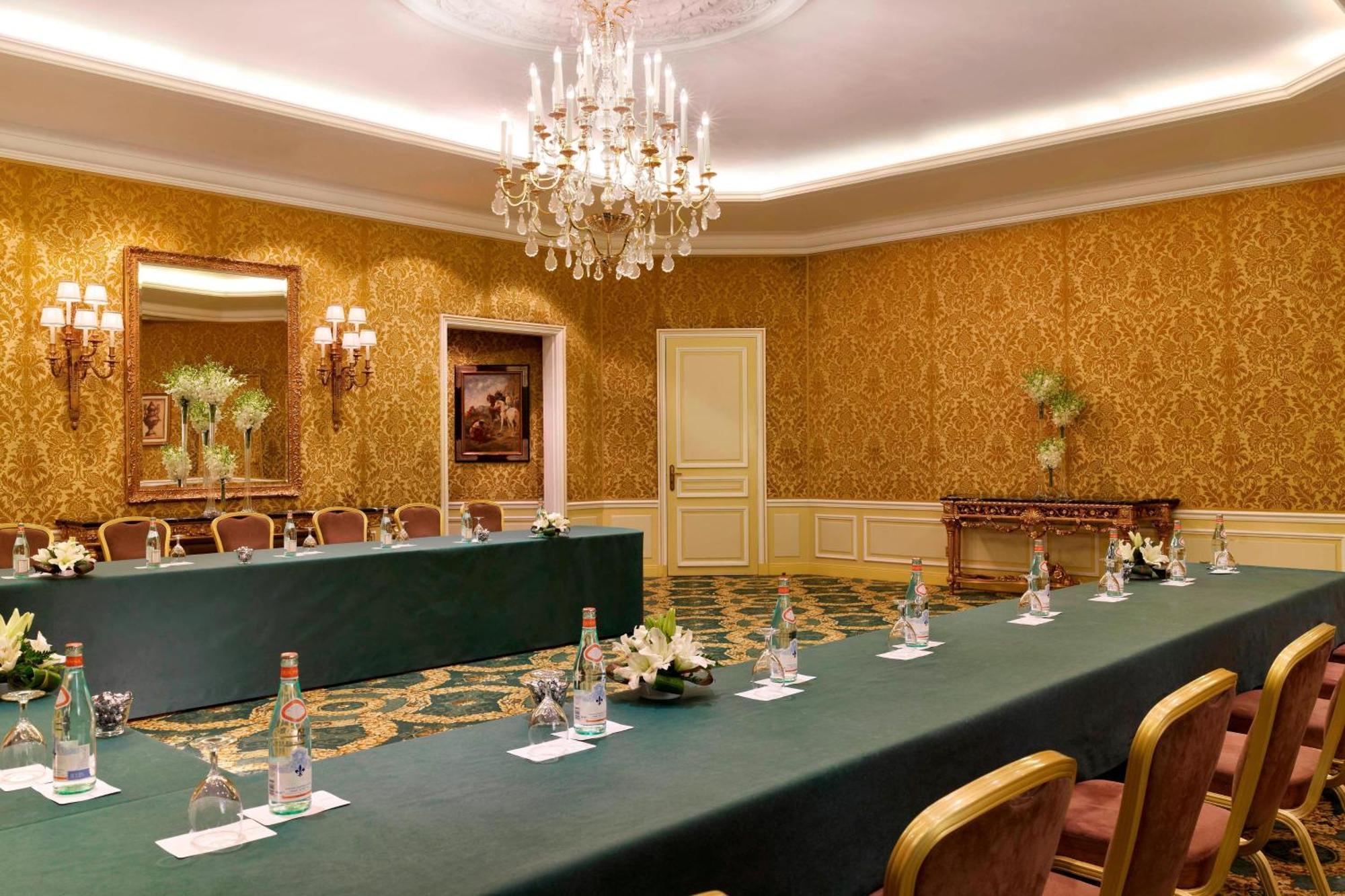 Le Meridien Ал Хубар Екстериор снимка The meeting room of the G7