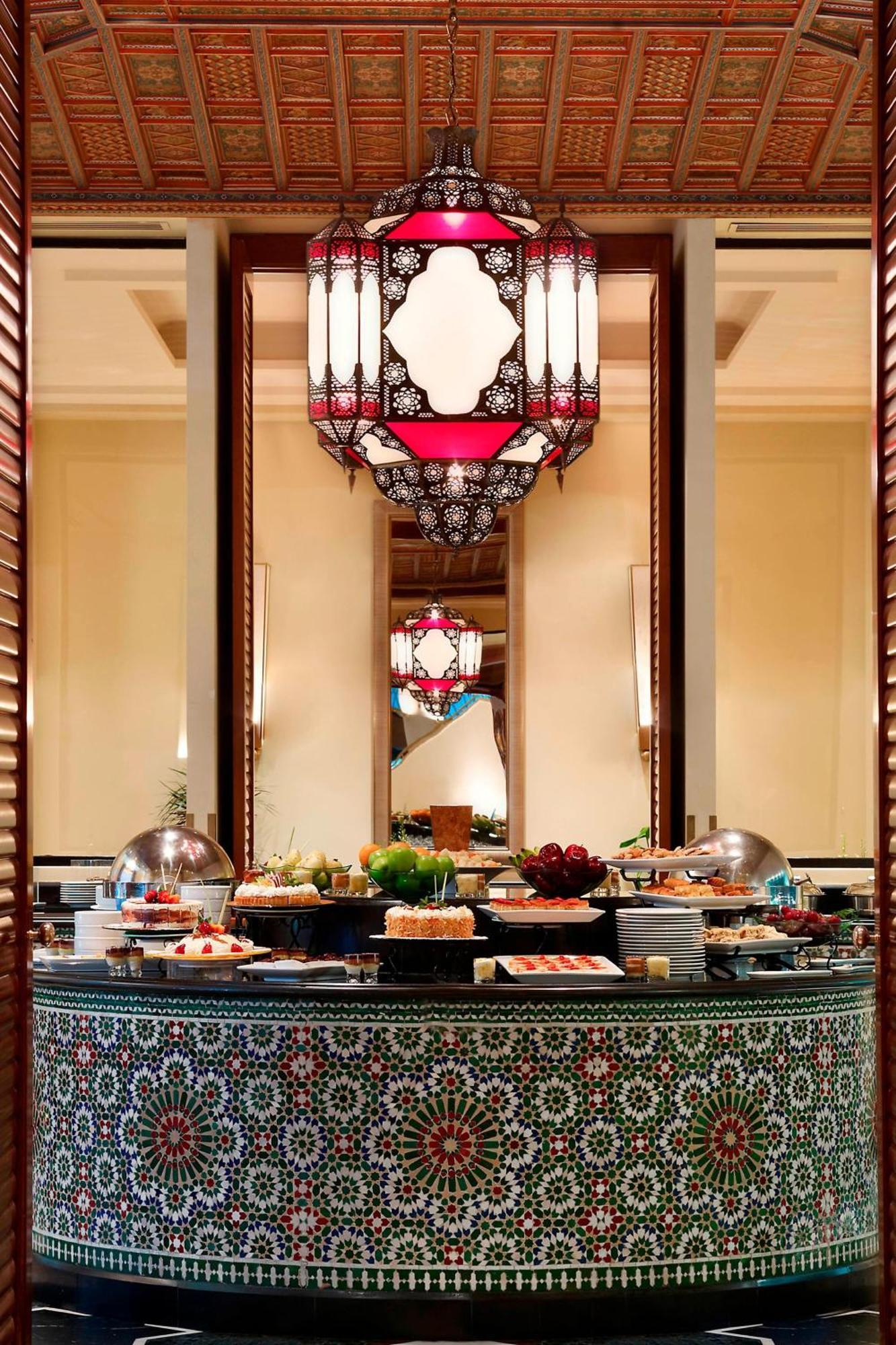 Le Meridien Ал Хубар Екстериор снимка A buffet at a hotel