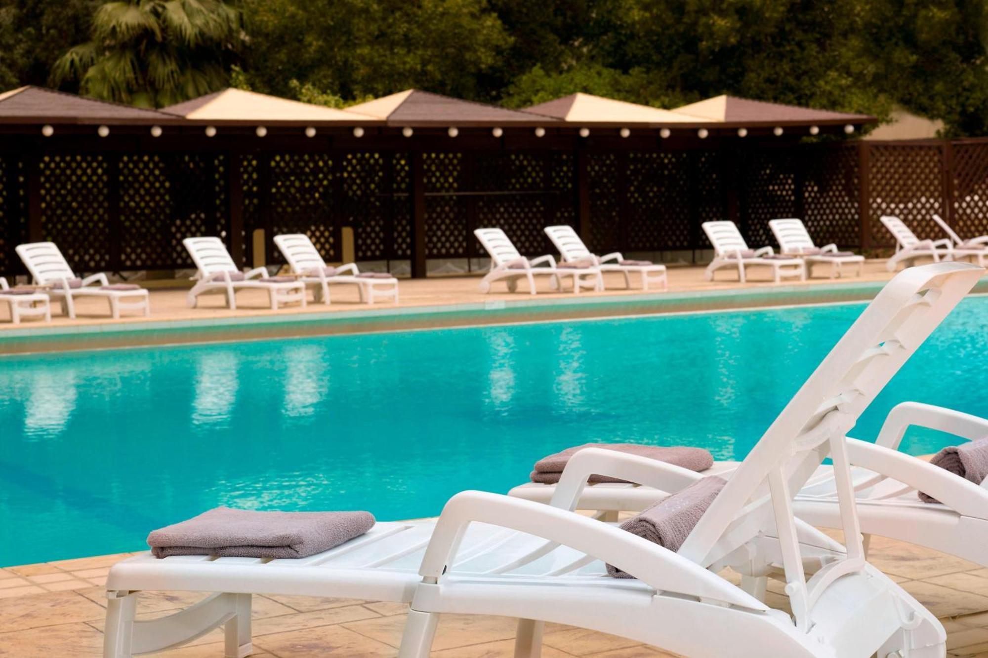 Le Meridien Ал Хубар Екстериор снимка The pool at the hotel