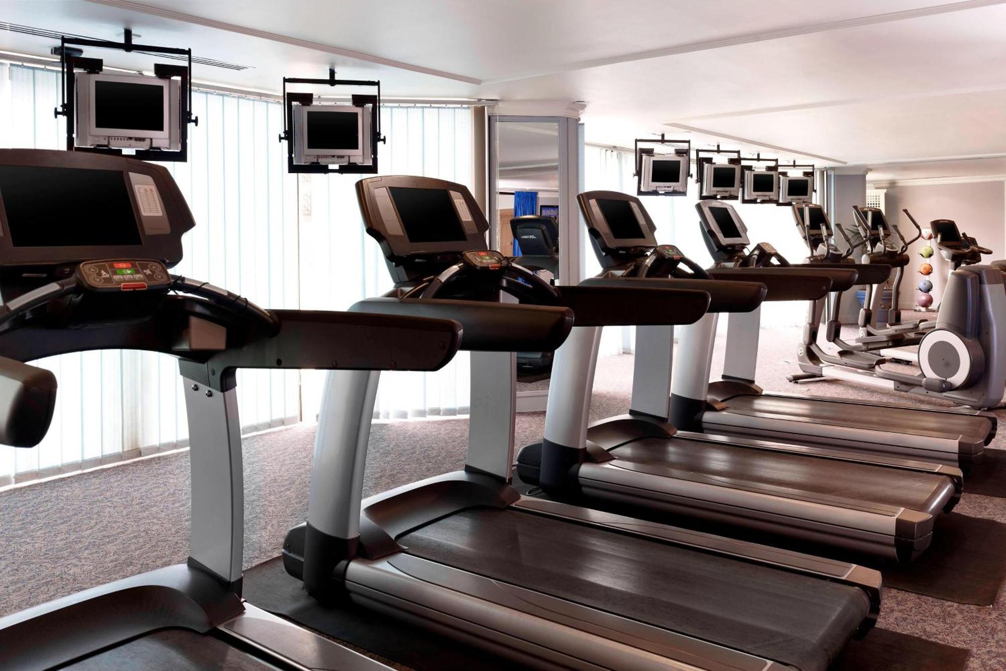 Le Meridien Ал Хубар Екстериор снимка A row of treadmills