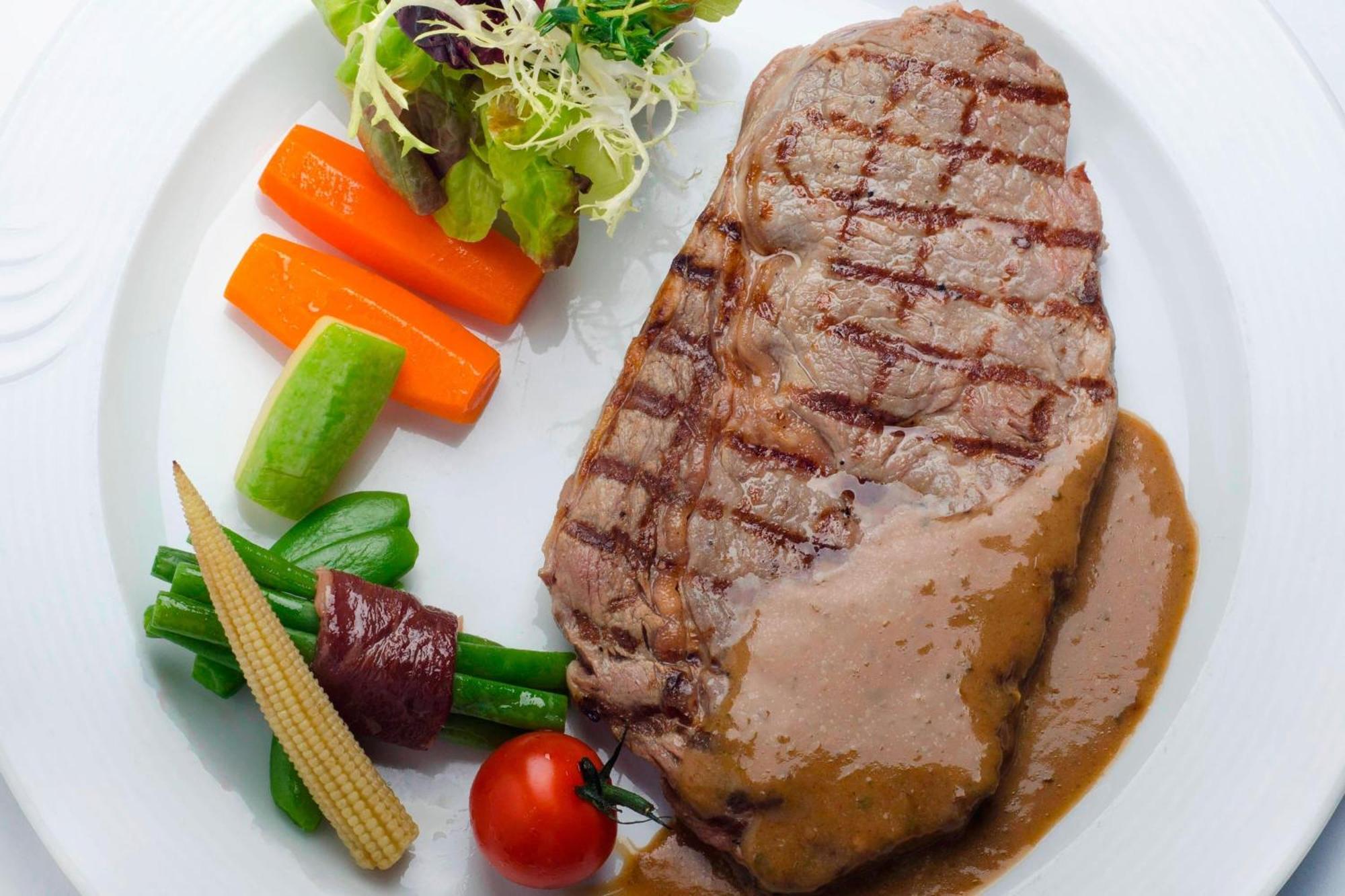 Le Meridien Ал Хубар Екстериор снимка A steak with vegetables