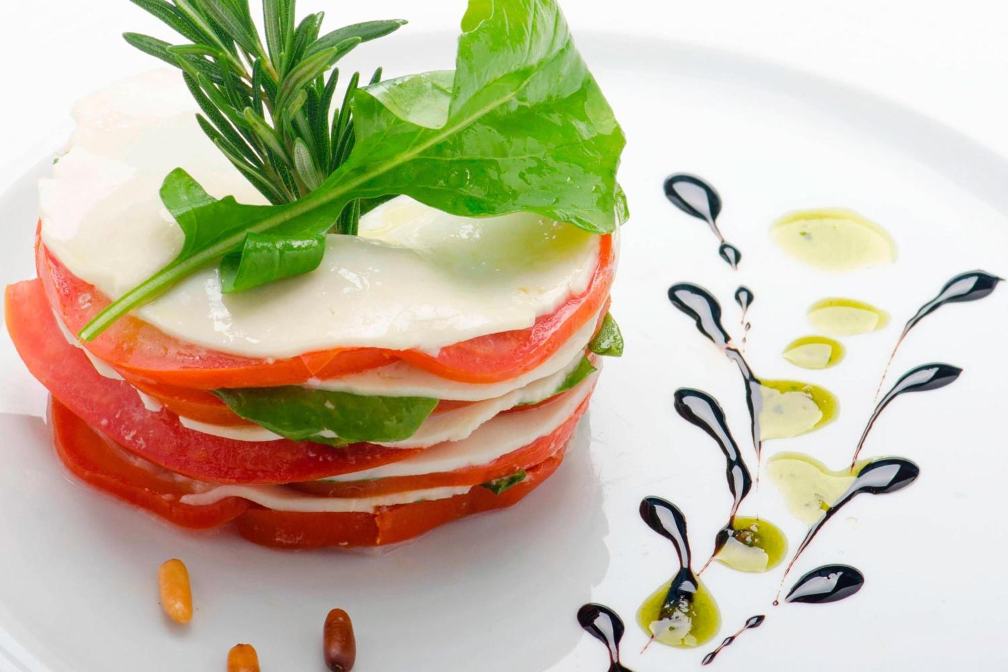 Le Meridien Ал Хубар Екстериор снимка A caprese salad