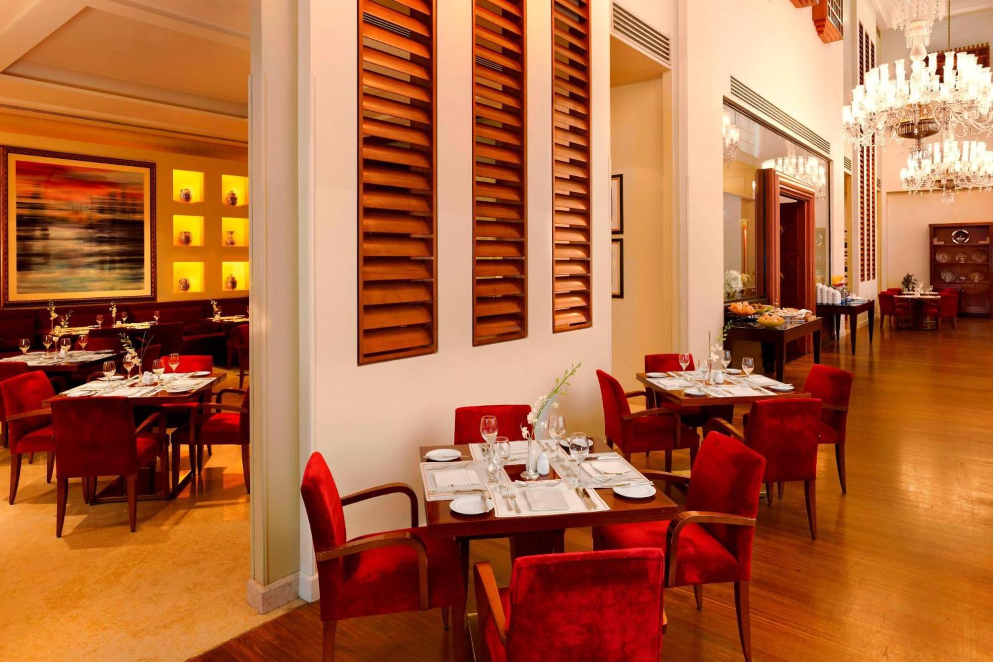 Le Meridien Ал Хубар Екстериор снимка The restaurant