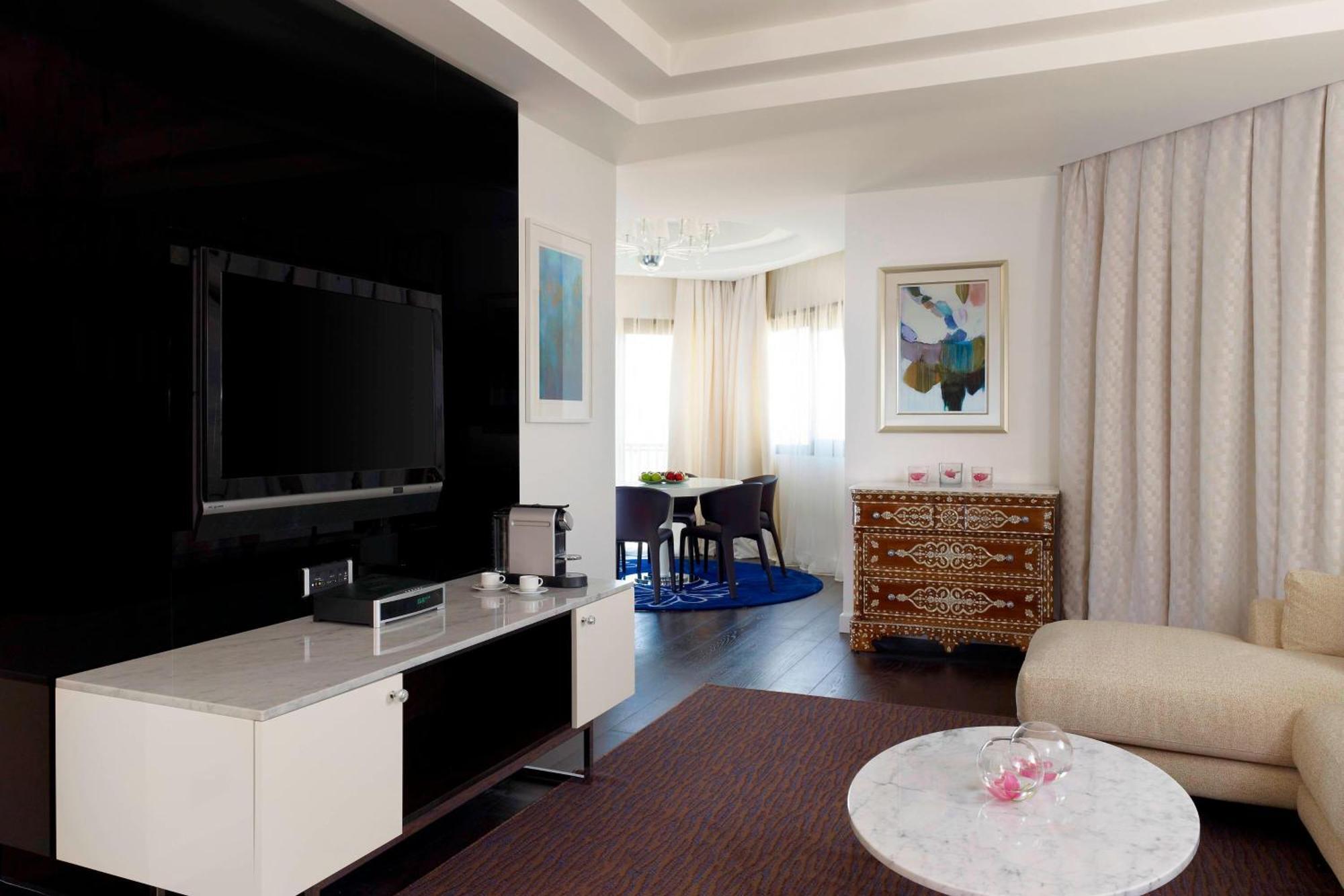 Le Meridien Ал Хубар Екстериор снимка A living room in a typical apartment