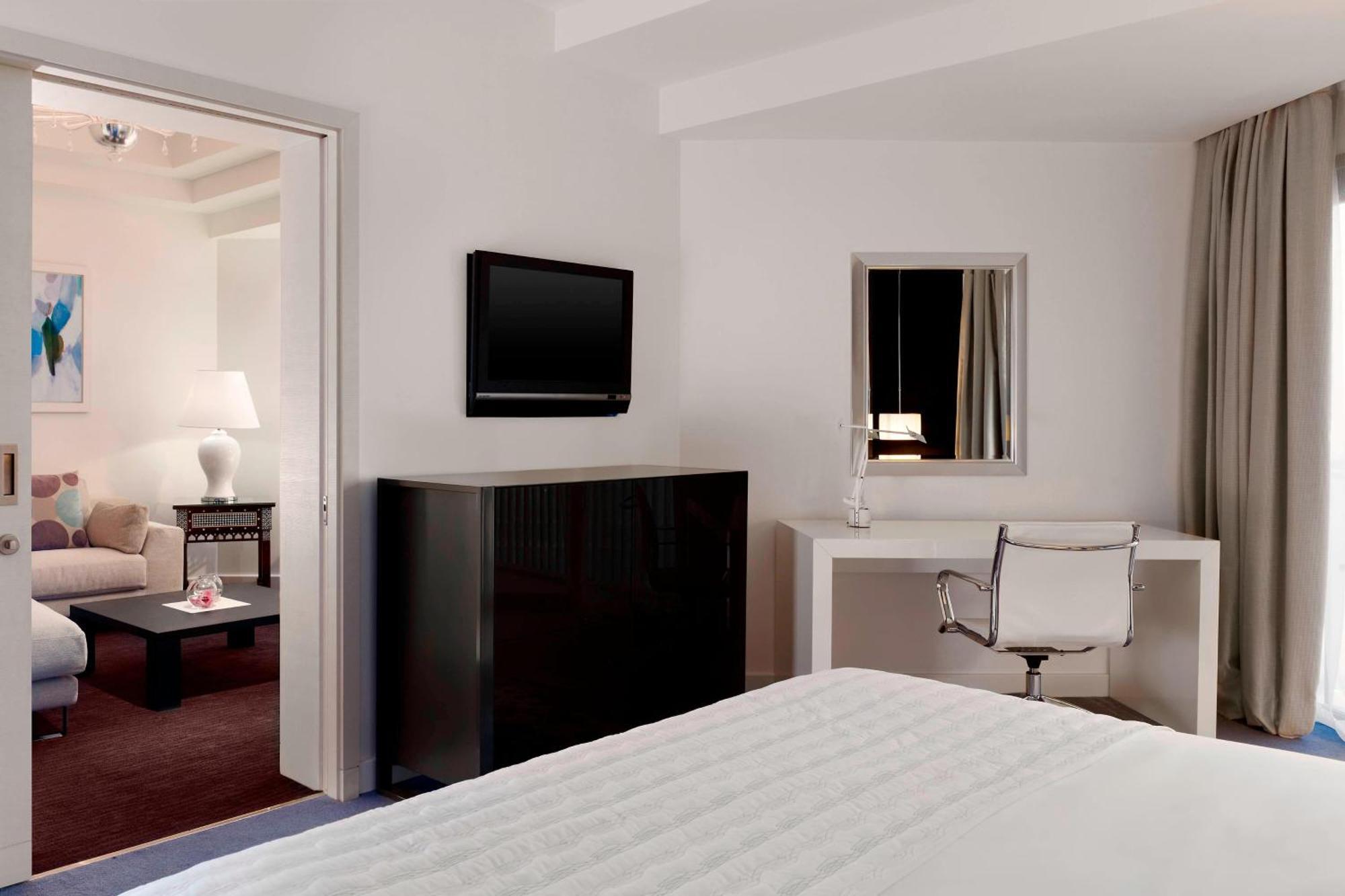 Le Meridien Ал Хубар Екстериор снимка A typical bedroom in a typical hotel