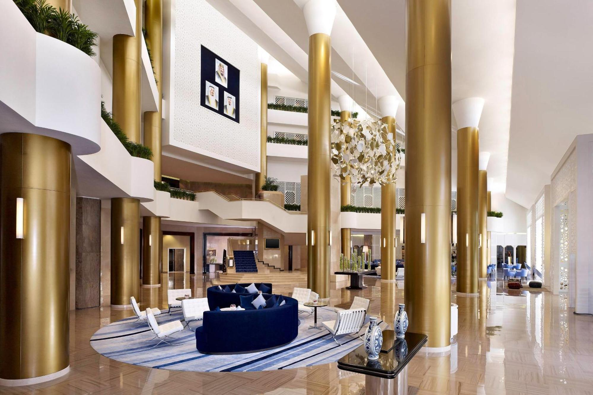 Le Meridien Ал Хубар Екстериор снимка The lobby of the hotel