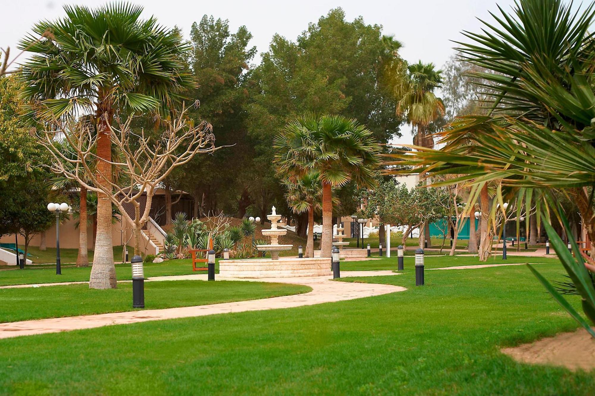 Le Meridien Ал Хубар Екстериор снимка The park of the hotel
